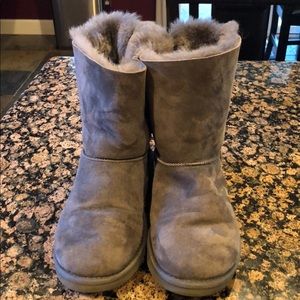 UGG - Bailey Bow. - gray.  Cozy and cute !!!